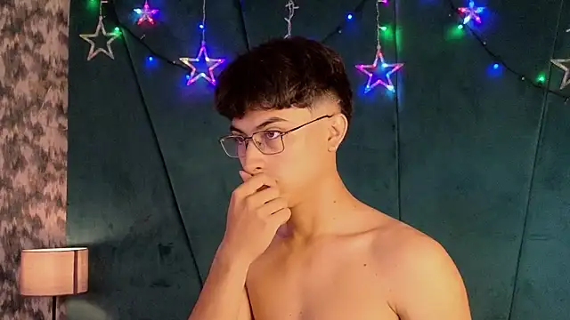 Aaron Eze online show from December 15, 2025, 9:09 pm