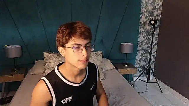 Snapshot of Aaron_Eze chatting on July 17, 2026, 12:57 pm Aaron Eze online show from July 17, 2026, 12:57 pm