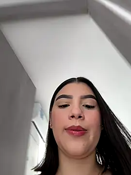 Julietalcl online show from November 2, 2025, 9:09 pm