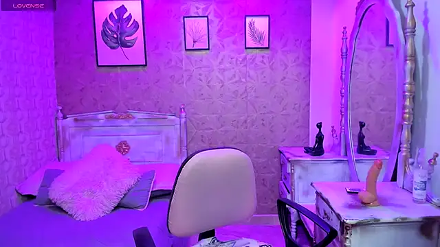 Sara clk online show from November 17, 2025, 8:02 pm