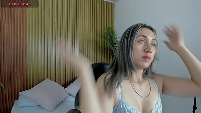 karlyy  online show from November 26, 2025, 2:11 am