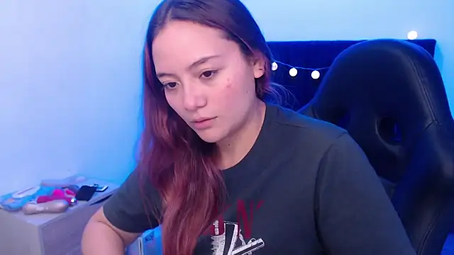 Red Lola  online show from November 2, 2025, 2:33 pm