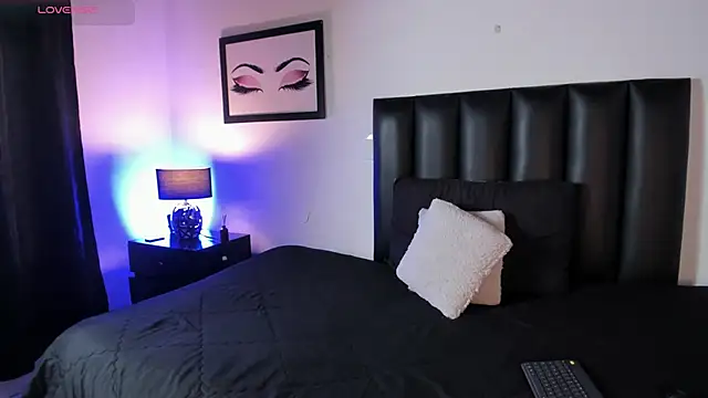 Snapshot of MelanieKimm chatting on November 25, 2025, 6:19 pm MelanieKimm online show from November 25, 2025, 6:19 pm