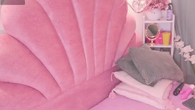 ElodieRousse  online show from December 13, 2025, 8:04 pm