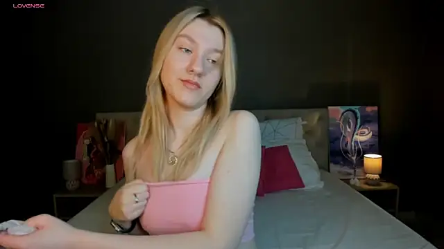 Snapshot of LinaRayy chatting on October 18, 2025, 9:33 am LinaRayy online show from October 18, 2025, 9:33 am