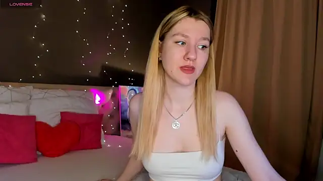 Snapshot of LinaRayy chatting on November 13, 2025, 9:13 am LinaRayy online show from November 13, 2025, 9:13 am