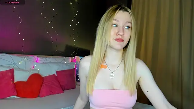 Snapshot of LinaRayy chatting on November 15, 2025, 9:13 am LinaRayy online show from November 15, 2025, 9:13 am