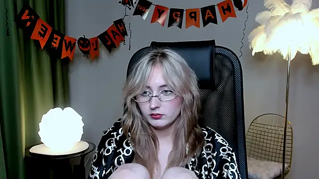 Snapshot of ScarlettScril chatting on October 23, 2025, 1:21 pm ScarlettScril online show from October 23, 2025, 1:21 pm