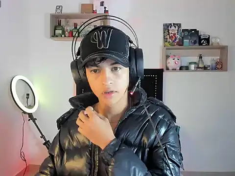 Snapshot of Alejo_Desire chatting on November 8, 2025, 12:58 am Alejo Desire online show from November 8, 2025, 12:58 am