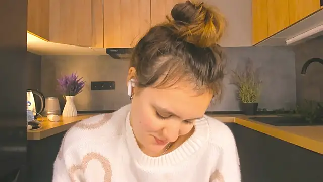 Snapshot of FoxFever chatting on December 3, 2025, 6:36 am FoxFever online show from December 3, 2025, 6:36 am