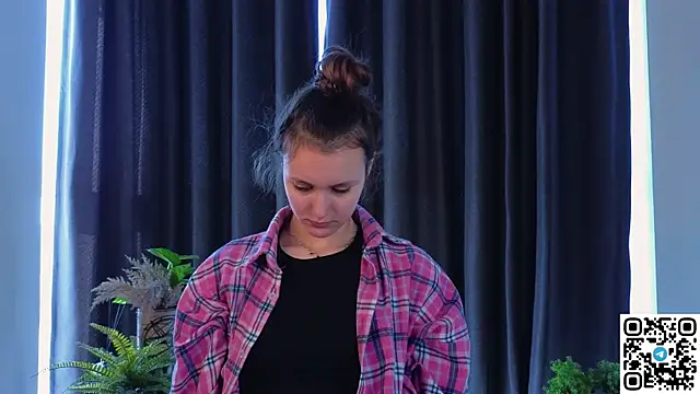 Snapshot of FoxFever chatting on November 4, 2025, 7:01 am FoxFever online show from November 4, 2025, 7:01 am