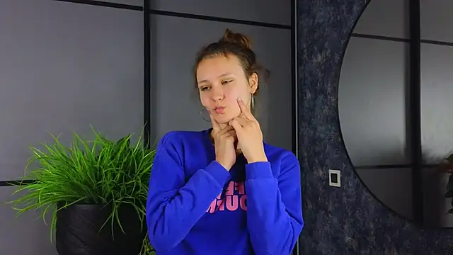 Snapshot of FoxFever chatting on November 5, 2025, 7:00 am FoxFever online show from November 5, 2025, 7:00 am