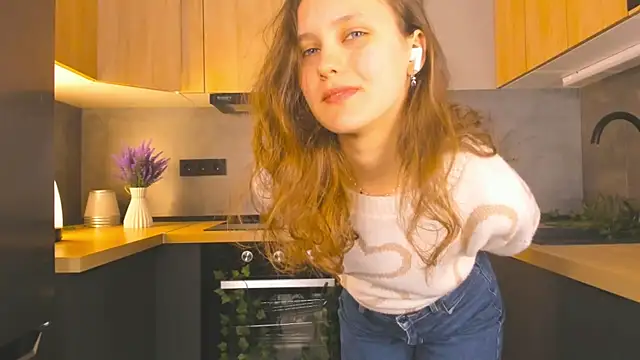 Snapshot of FoxFever chatting on December 4, 2025, 6:45 am FoxFever online show from December 4, 2025, 6:45 am