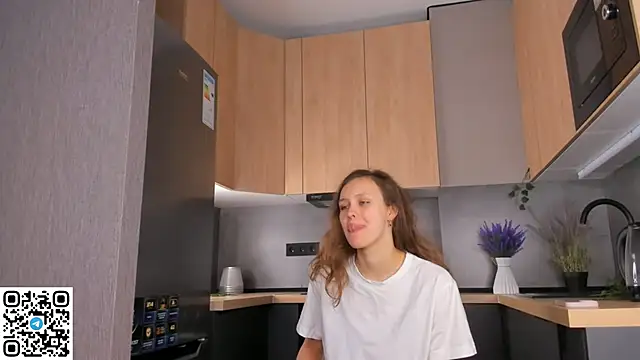 Snapshot of FoxFever chatting on November 24, 2025, 7:19 am FoxFever online show from November 24, 2025, 7:19 am