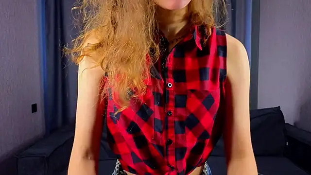 Snapshot of FoxFever chatting on November 17, 2025, 7:01 am FoxFever online show from November 17, 2025, 7:01 am