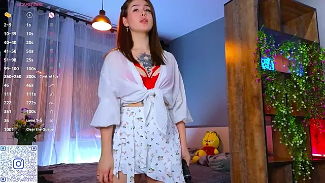 Snapshot of TinyMollys chatting on November 16, 2025, 4:23 pm TinyMollys online show from November 16, 2025, 4:23 pm