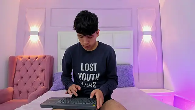 Snapshot of hoot_booys_ chatting on February 28, 2026, 9:14 pm hoot booys online show from February 28, 2026, 9:14 pm