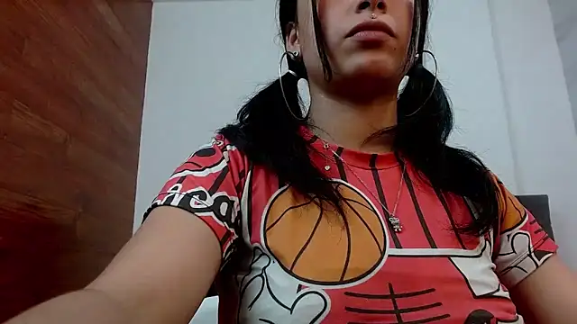 Snapshot of petite_coral chatting on October 22, 2025, 7:35 pm petite coral online show from October 22, 2025, 7:35 pm