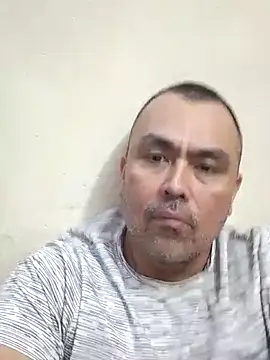 Snapshot of Elchino82-80 chatting on October 19, 2025, 3:42 am Elchino82-80 online show from October 19, 2025, 3:42 am