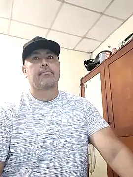Snapshot of Elchino82-80 chatting on October 18, 2025, 3:03 pm Elchino82-80 online show from October 18, 2025, 3:03 pm