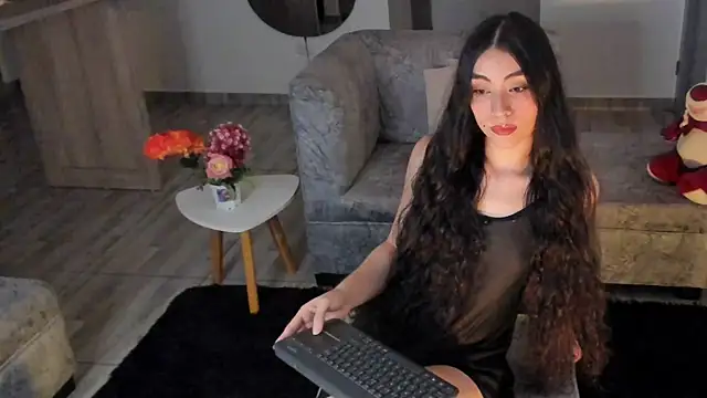 Snapshot of BritanyLnx chatting on April 14, 2026, 12:48 am BritanyLnx online show from April 14, 2026, 12:48 am