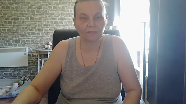 Snapshot of Diamond_Bite chatting on October 20, 2025, 10:16 am Diamond Bite online show from October 20, 2025, 10:16 am