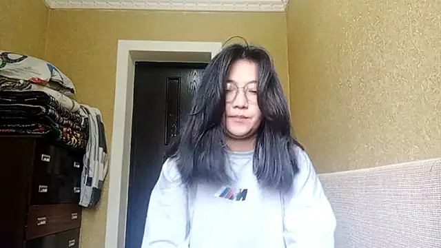 LinneaHyles online show from November 7, 2025, 4:17 am