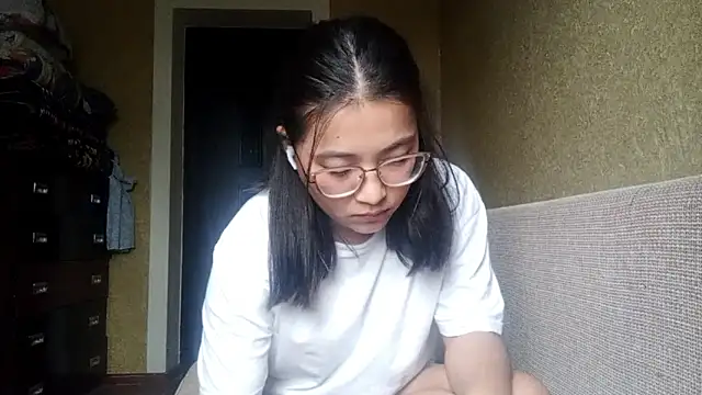 LinneaHyles online show from November 5, 2025, 4:04 am