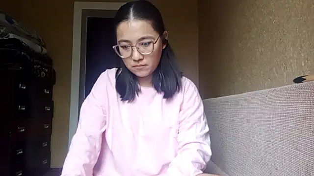 LinneaHyles online show from November 16, 2025, 8:19 am