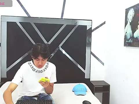 Tom 0001 online show from November 6, 2025, 8:24 pm