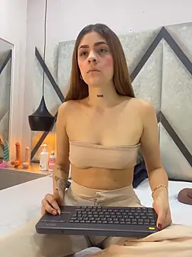 AriaWillss online show from December 15, 2025, 12:44 pm