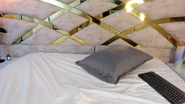 caroo giraldo  online show from November 15, 2025, 11:58 am