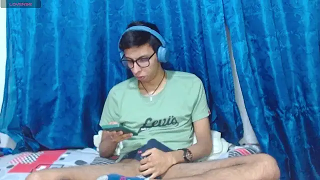 DavTwink3100 online show from April 14, 2026, 1:32 am