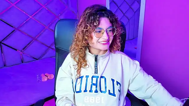 Snapshot of EmiliRouse_ chatting on November 20, 2025, 4:13 am EmiliRouse online show from November 20, 2025, 4:13 am