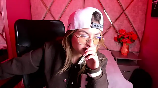 Snapshot of EmiliRouse_ chatting on December 5, 2025, 1:05 am EmiliRouse online show from December 5, 2025, 1:05 am