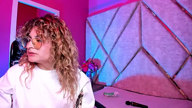 Snapshot of EmiliRouse_ chatting on December 16, 2025, 2:27 am EmiliRouse online show from December 16, 2025, 2:27 am