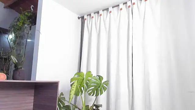 valeriahornier online show from May 7, 2026, 11:52 pm