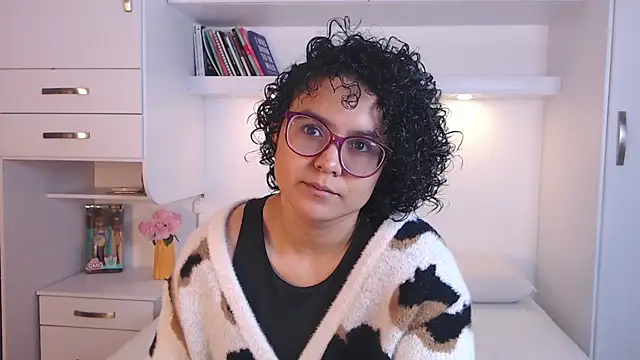 MartiRuis10 online show from November 18, 2025, 10:24 pm