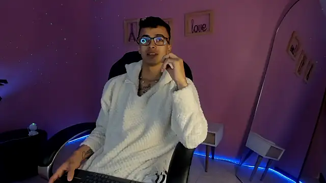 the fenix boy online show from December 2, 2025, 1:17 am