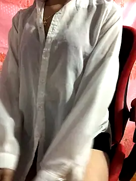 Snapshot of Kylie_beem chatting on October 26, 2025, 1:33 pm Kylie beem online show from October 26, 2025, 1:33 pm