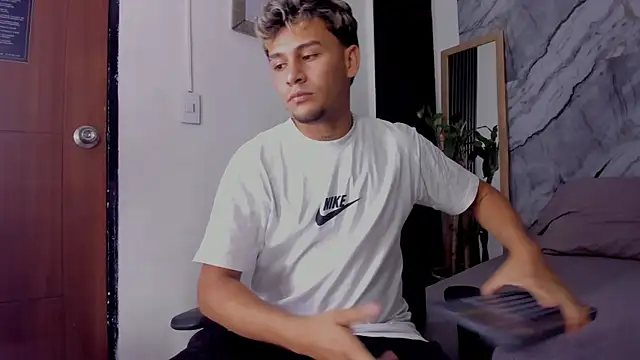 Alan-Smith1 online show from November 14, 2025, 7:39 pm