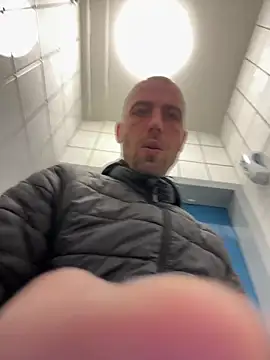 Snapshot of Rotteei1 chatting on October 29, 2025, 9:30 am Rotteei1 online show from October 29, 2025, 9:30 am