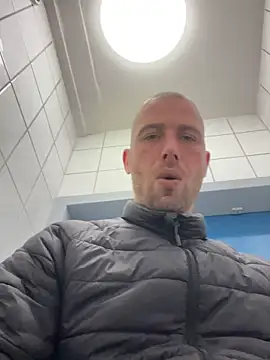 Snapshot of Rotteei1 chatting on December 1, 2025, 9:43 am Rotteei1 online show from December 1, 2025, 9:43 am