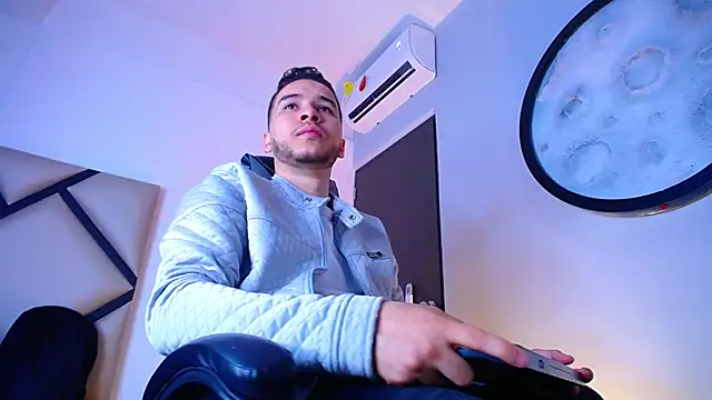 mike 257 online show from December 5, 2025, 12:04 pm