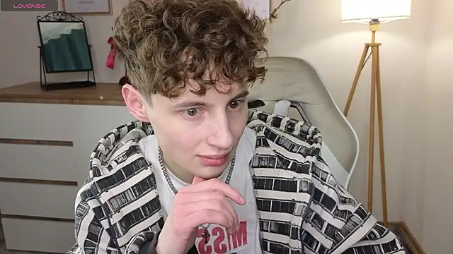 Snapshot of crisp1n chatting on February 6, 2026, 12:12 pm crisp1n online show from February 6, 2026, 12:12 pm