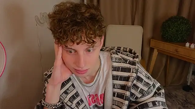 Snapshot of crisp1n chatting on February 8, 2026, 1:14 am crisp1n online show from February 8, 2026, 1:14 am