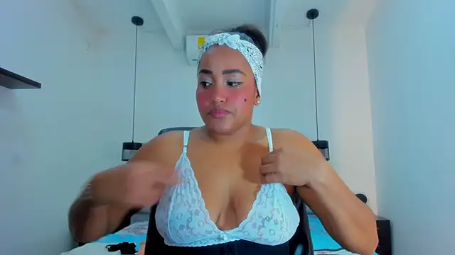 NahomiWalker  online show from January 7, 2026, 8:14 pm