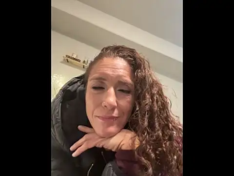 Snapshot of PetitemarieeThaReal chatting on November 13, 2025, 4:05 am PetitemarieeThaReal online show from November 13, 2025, 4:05 am