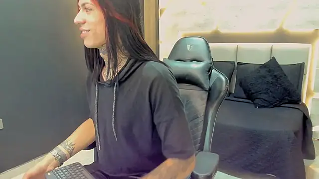 Snapshot of ArohomLester chatting on November 11, 2025, 11:16 am ArohomLester online show from November 11, 2025, 11:16 am