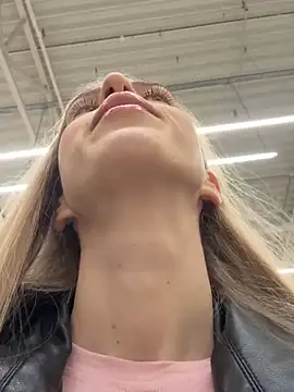 kira mia online show from December 18, 2025, 4:00 pm